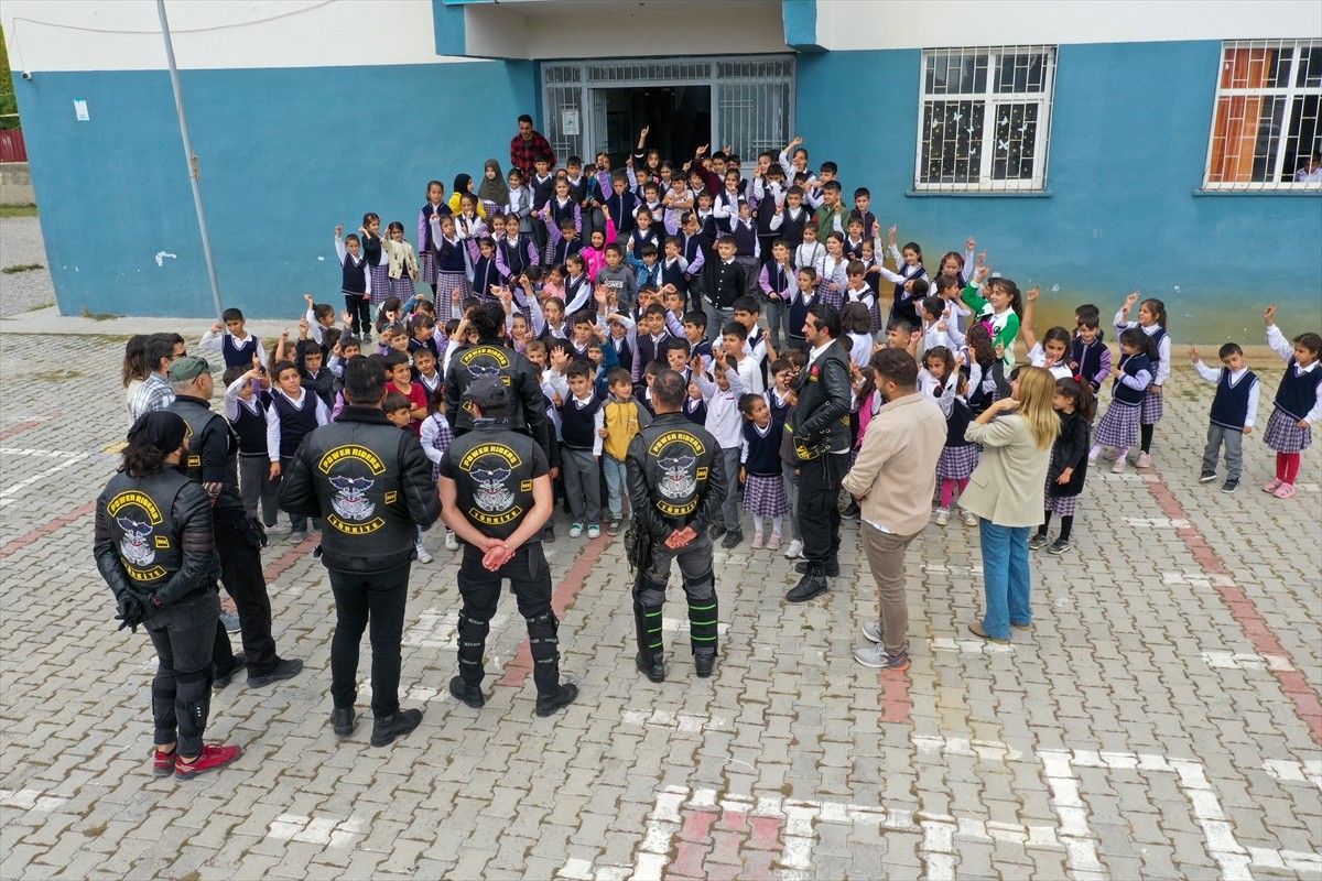 Van'da bir araya gelen motosiklet tutkunu 8 kişi, kırsal mahallede çocuklara hediye dağıtarak...