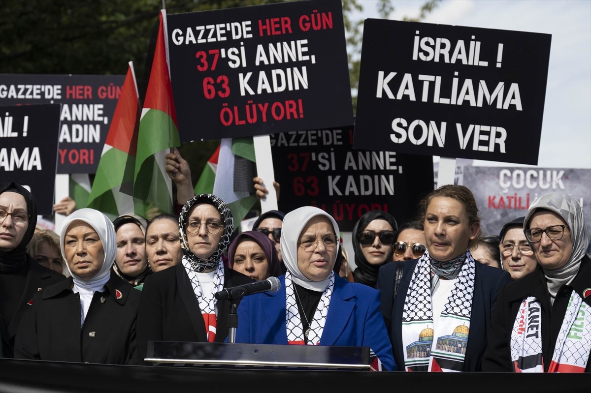 AK Parti Genel Merkezi önünde, İsrail'in Gazze'deki soykırımının 1. yılı nedeniyle basın...