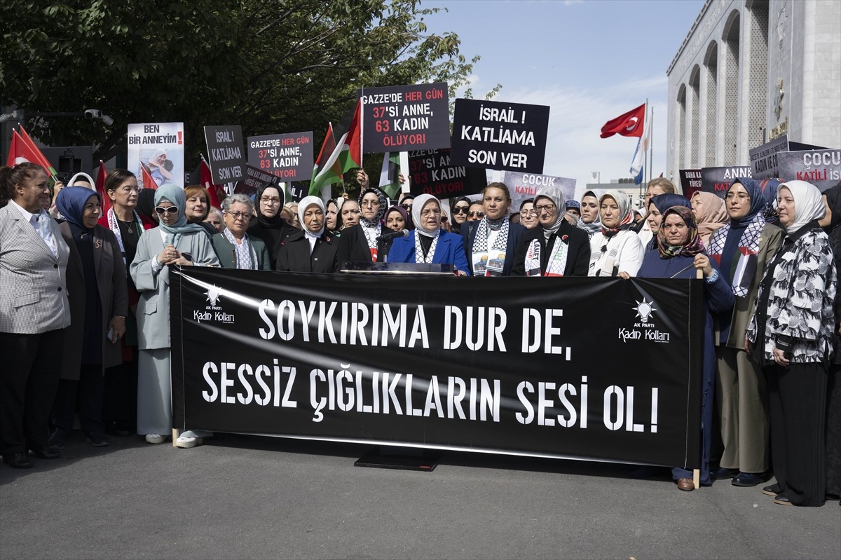 AK Parti Genel Merkezi önünde, İsrail'in Gazze'deki soykırımının 1. yılı nedeniyle basın...