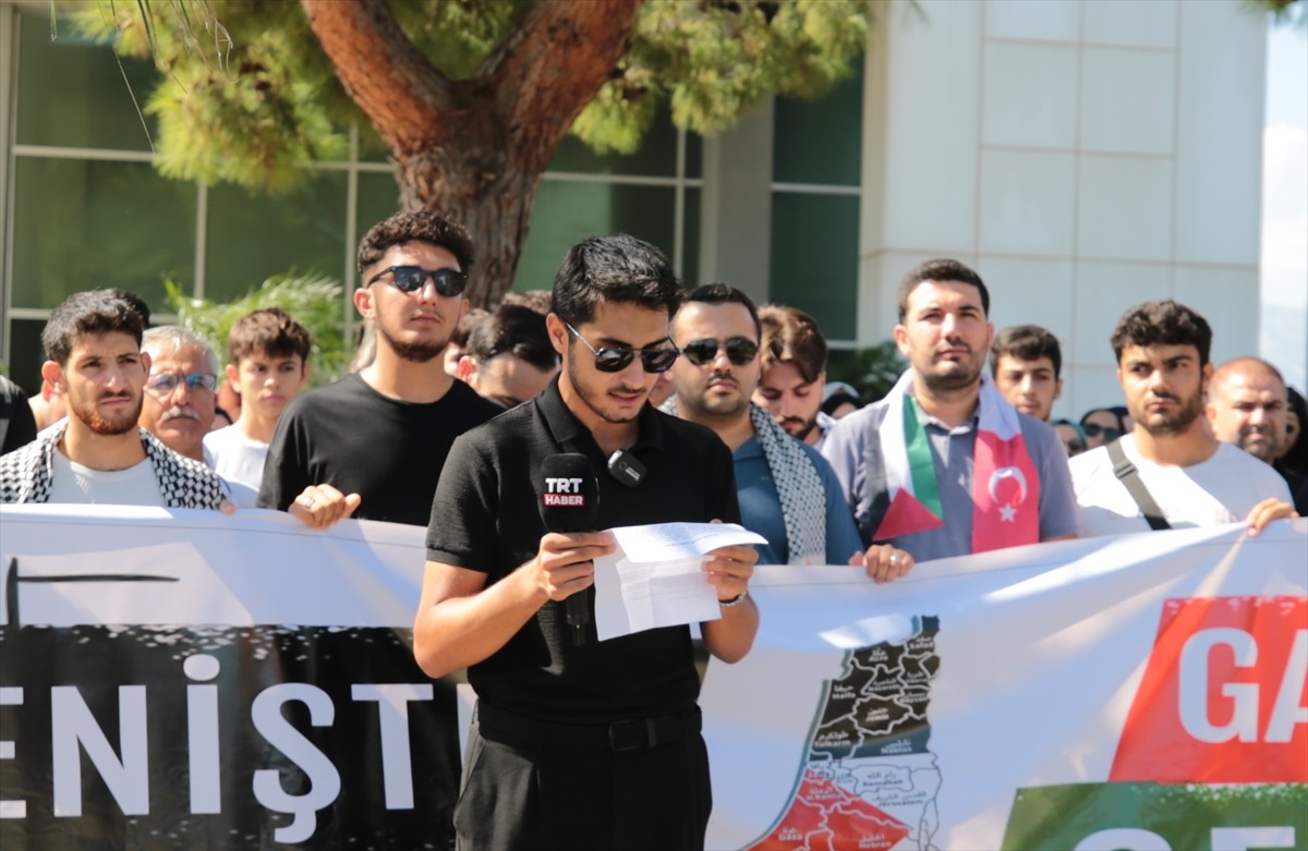 Antalya'da, Türkiye Gençlik Vakfı (TÜGVA) İl Temsilciliğince, İsrail'in Filistin'e yönelik...