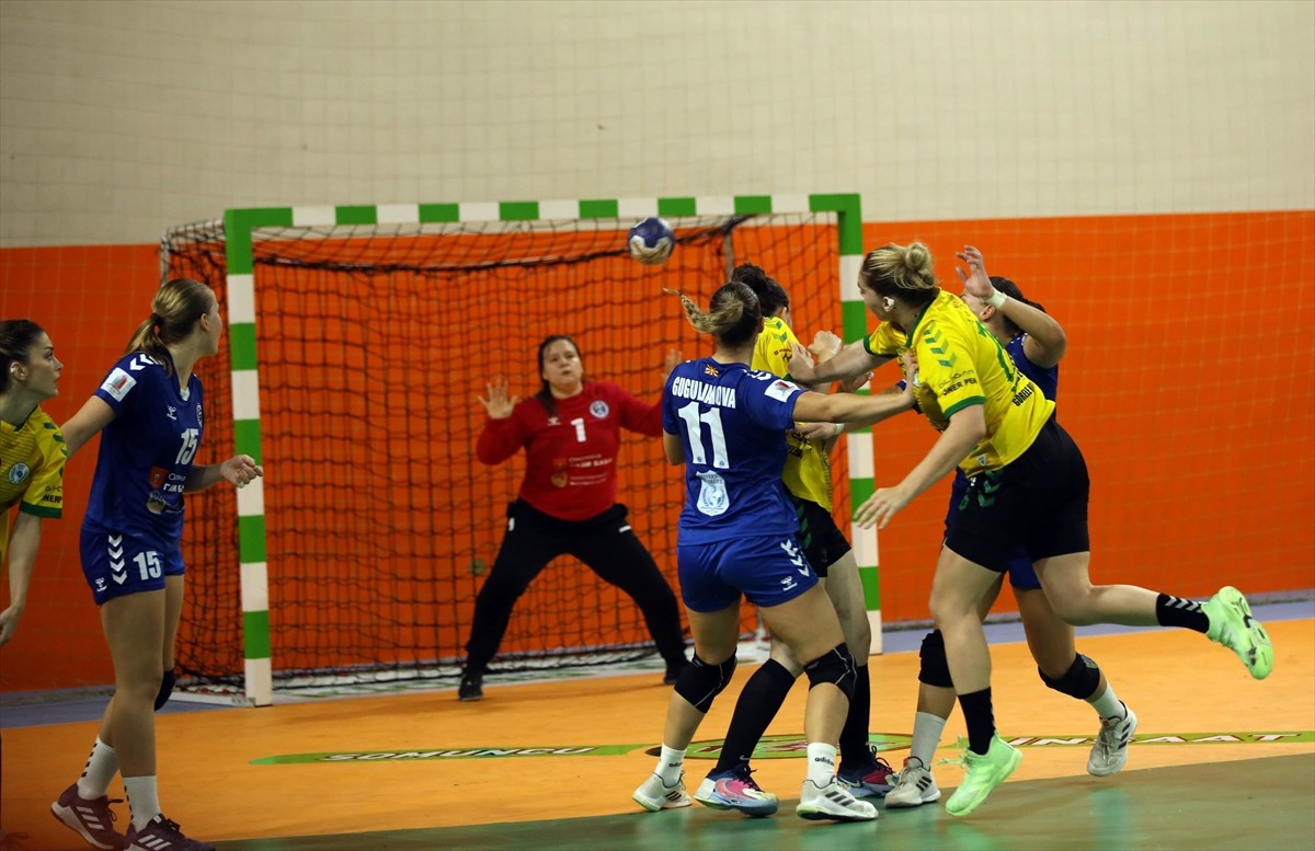 Avrupa Hentbol Federasyonu (EHF) Kadınlar Avrupa Kupası 2. tur rövanş maçında Görele Belediyespor...