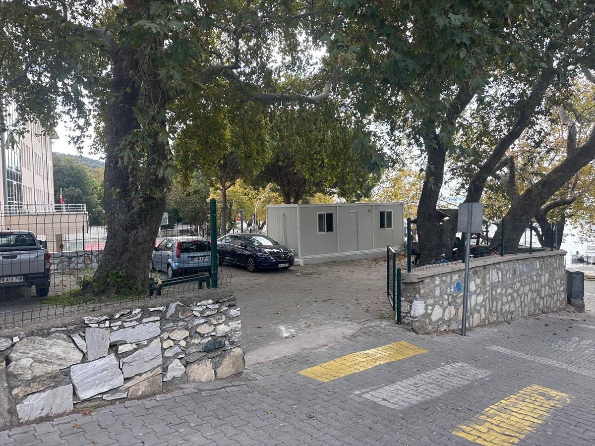 Balıkesir'in Marmara ilçesinde İlçe Tarım ve Orman Müdür Vekili Murat Yakupoğlu, makamında...