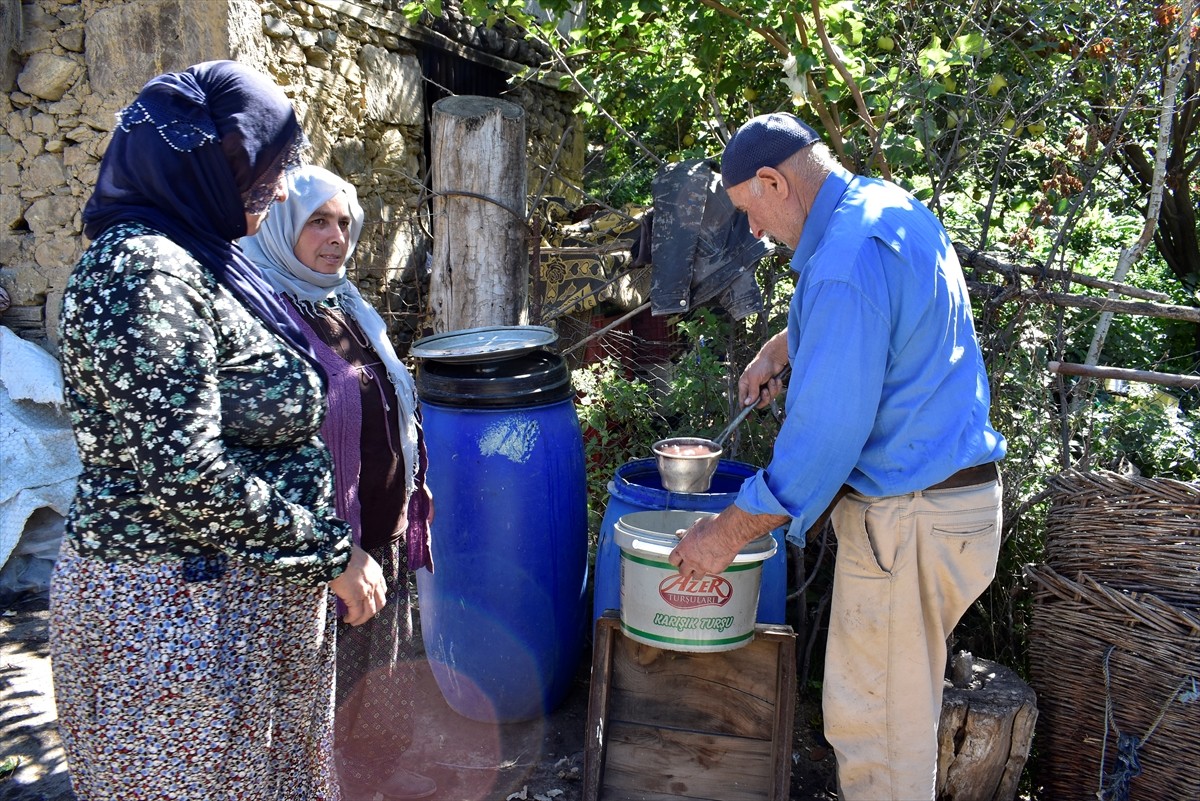 Bitlis'in Hizan ilçesinde köylüler, asırlardır geleneksel yöntemlerle üzüm pekmezi yapmayı...