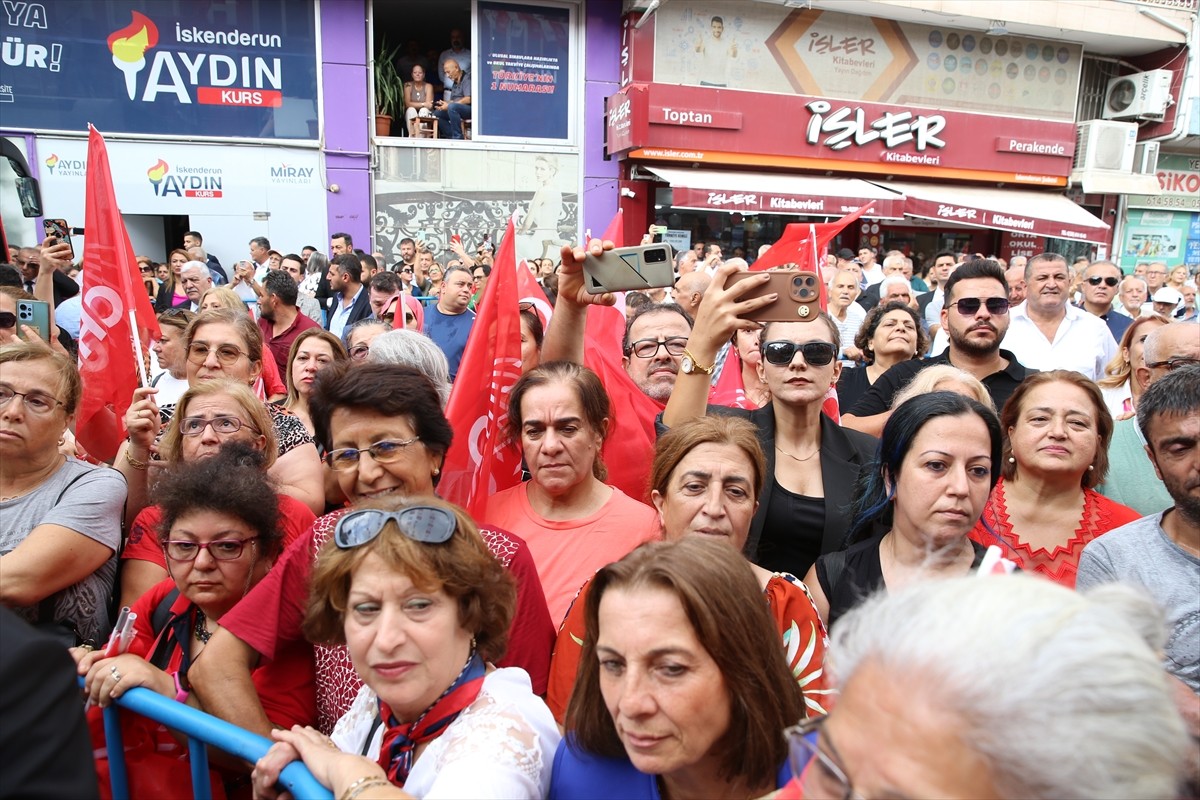 CHP Genel Başkanı Özgür Özel, İskenderun ilçesinde doktor Yılmaz Şahutoğlu tarafından, 6 Şubat...