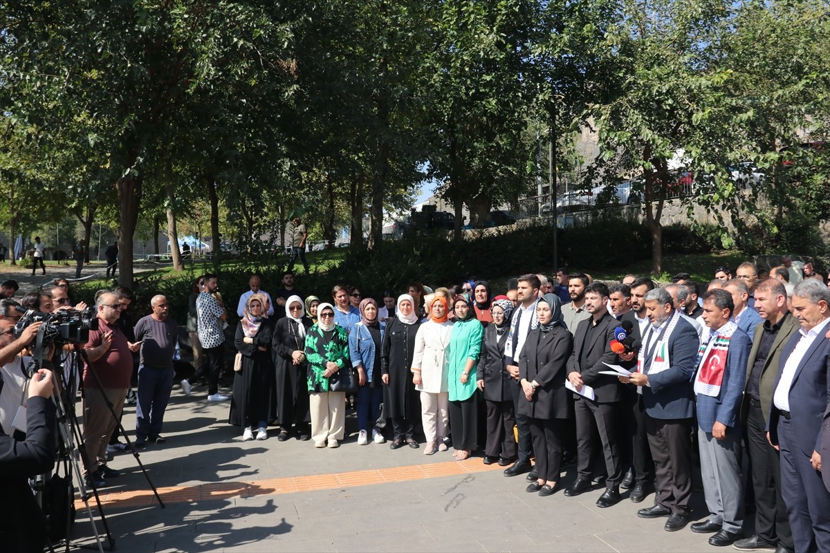 Diyarbakır AK Parti İl başkanlığı İsrail'in Filistin'e yönelik saldırısını protesto etti. Merkez...