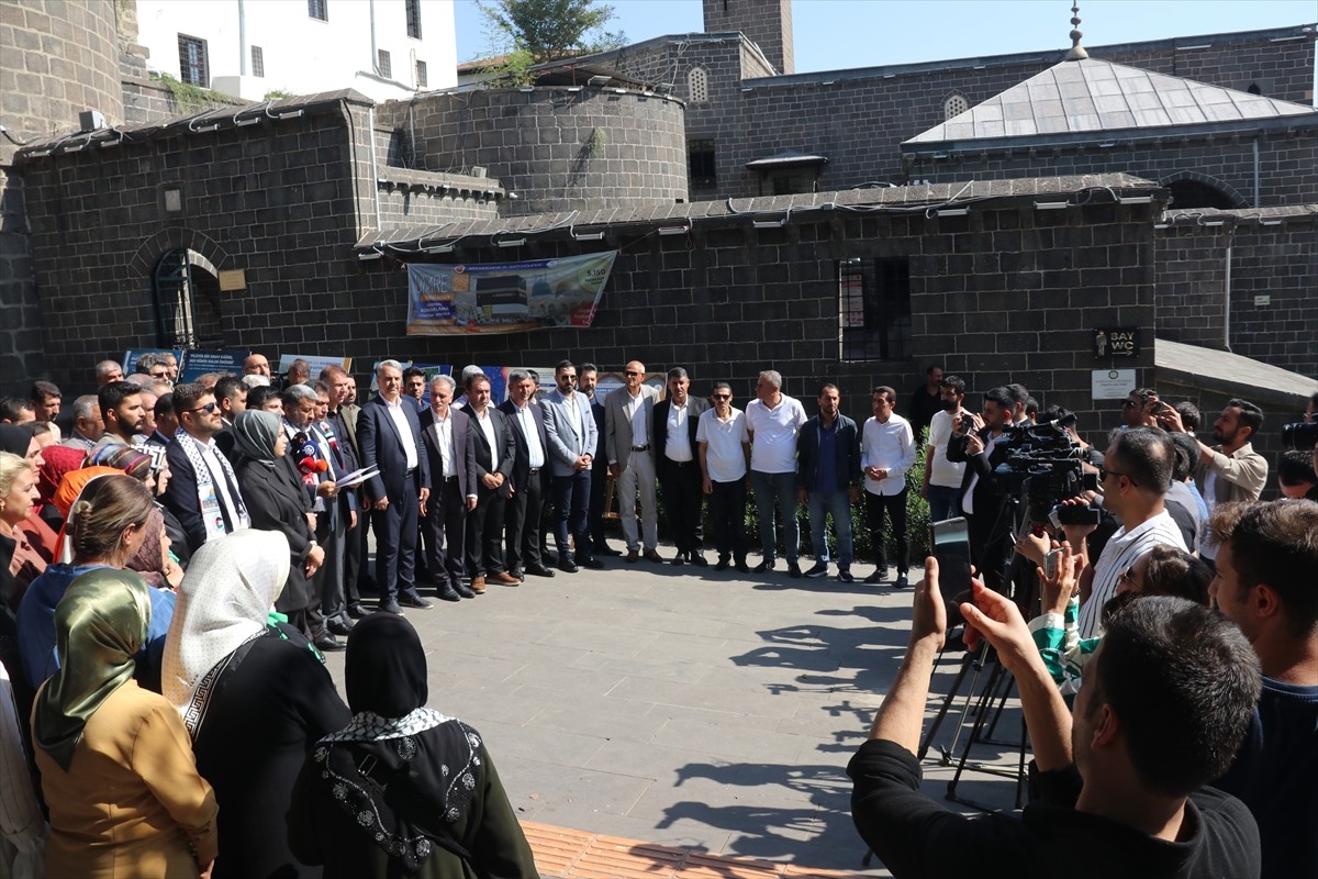 Diyarbakır AK Parti İl başkanlığı İsrail'in Filistin'e yönelik saldırısını protesto etti. Merkez...