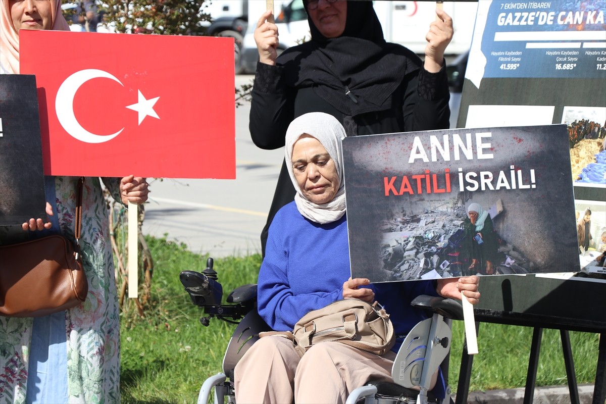 Elazığ'da AK Parti İl başkanlığınca İsrail'in Filistin'e yönelik saldırıları protesto edildi....