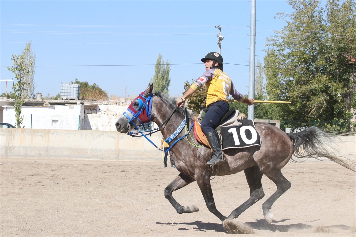 Erzurum Atatürk Üniversitesi Atlı Spor Kulübü'nün 50 yaşındaki sporcusu Mehmet Zeki Adede, at...