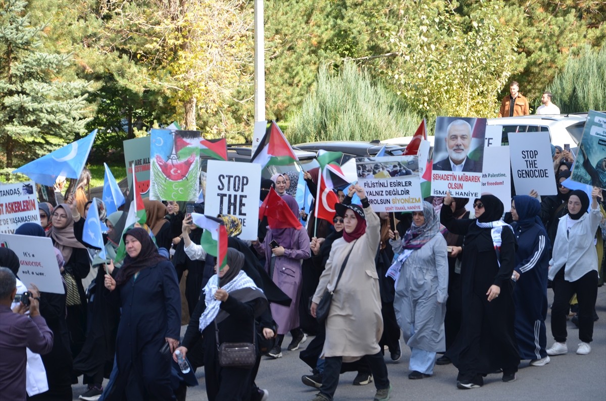 Erzurum'da, İsrail'in Filistin'e yönelik saldırıları protesto edildi. Erzurum’da Atatürk...