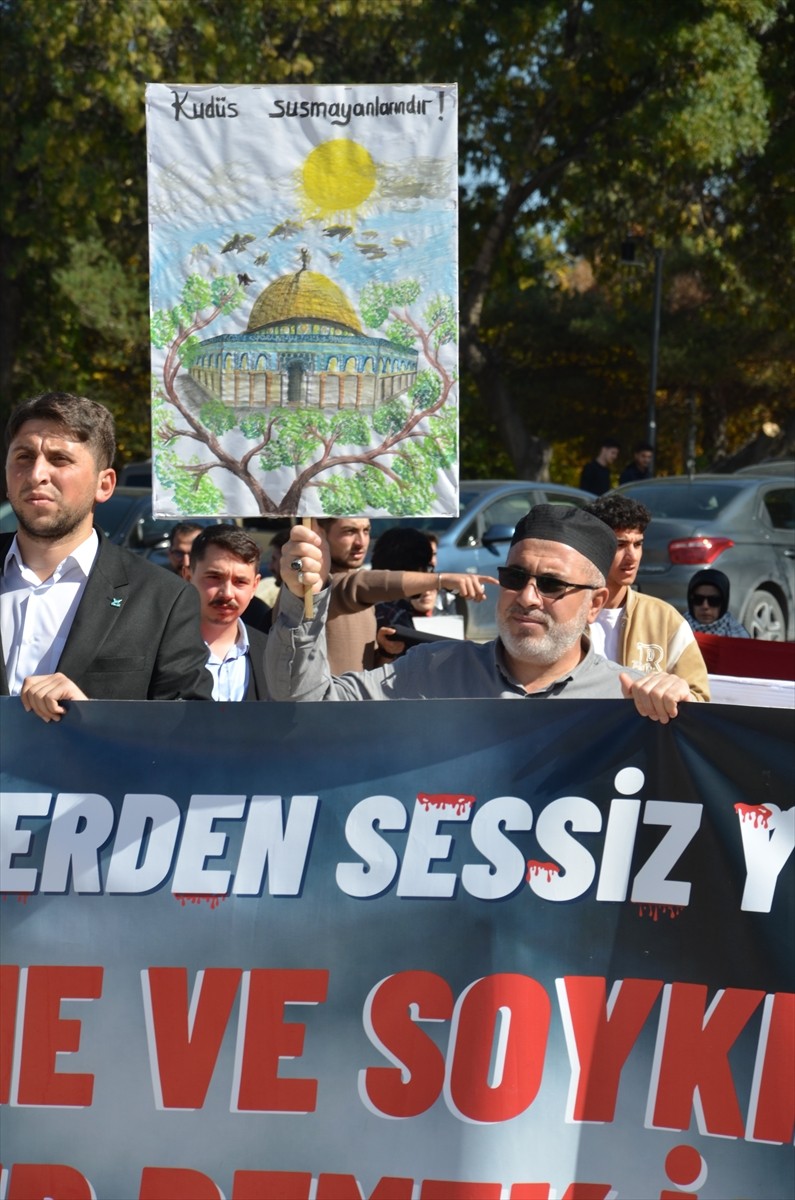 Erzurum'da, İsrail'in Filistin'e yönelik saldırıları protesto edildi. Erzurum’da Atatürk...