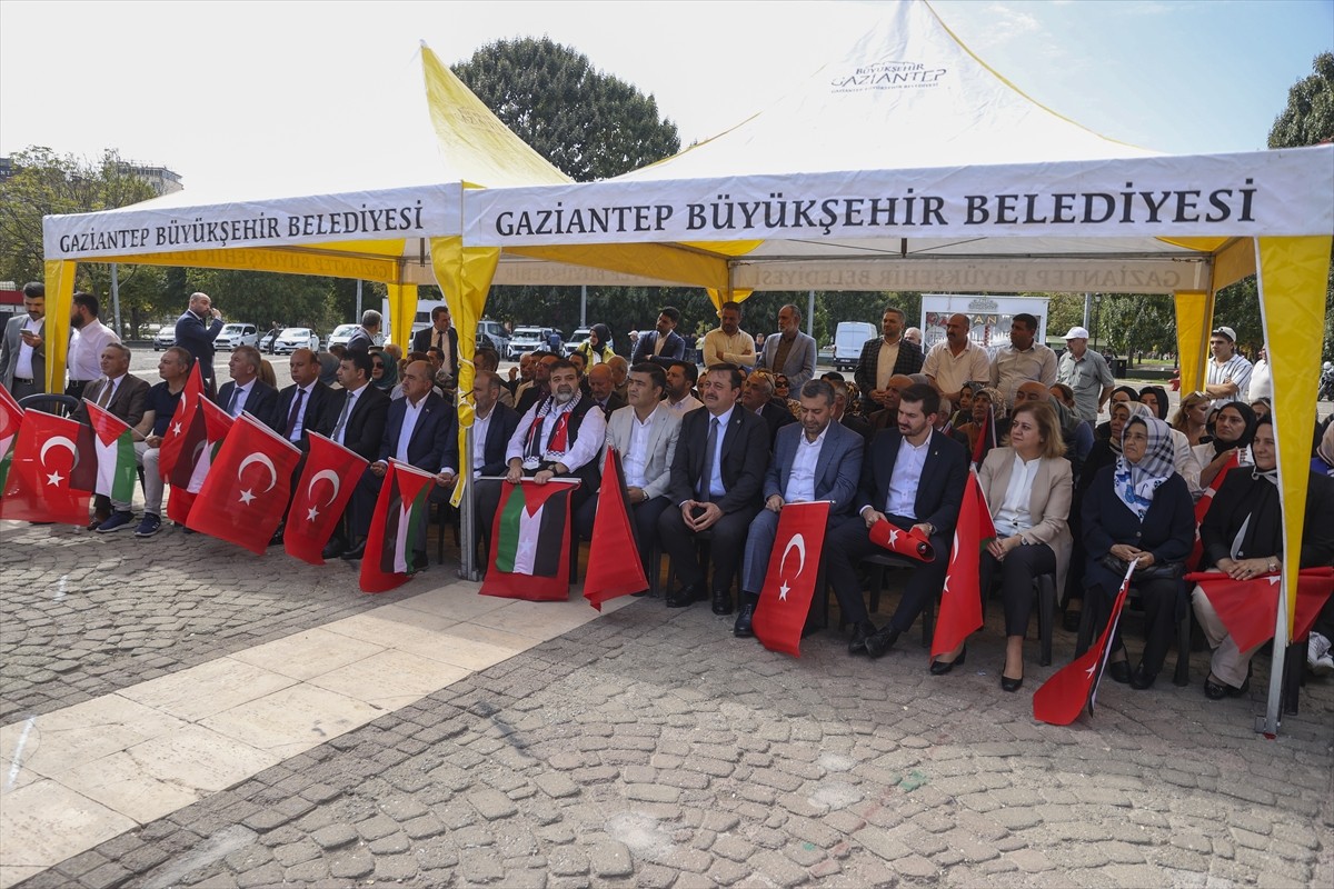 Gaziantep'te, AK Parti İl Başkanlığı tarafından 15 Temmuz Demokrasi Meydanı'nda, İsrail'in...