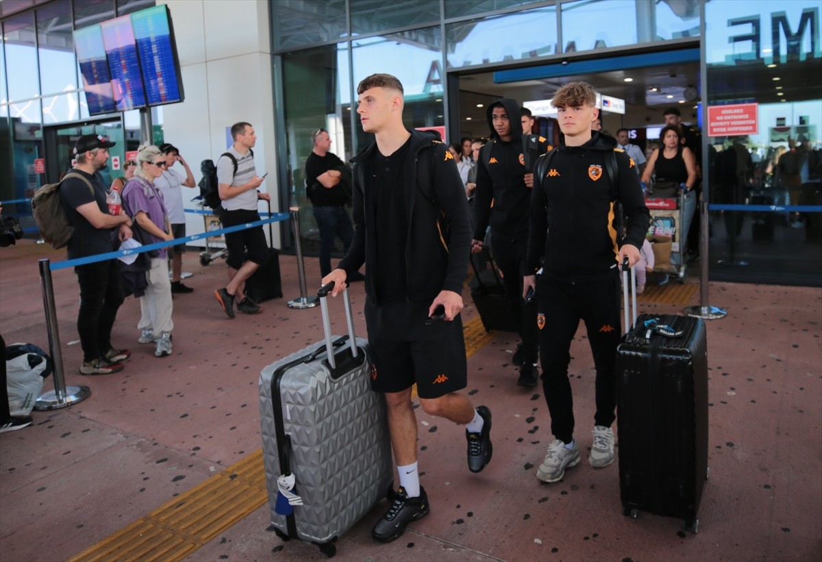 İngiltere Championship ekiplerinden Hull City, kamp yapmak üzere Antalya'ya geldi. Türk iş insanı...