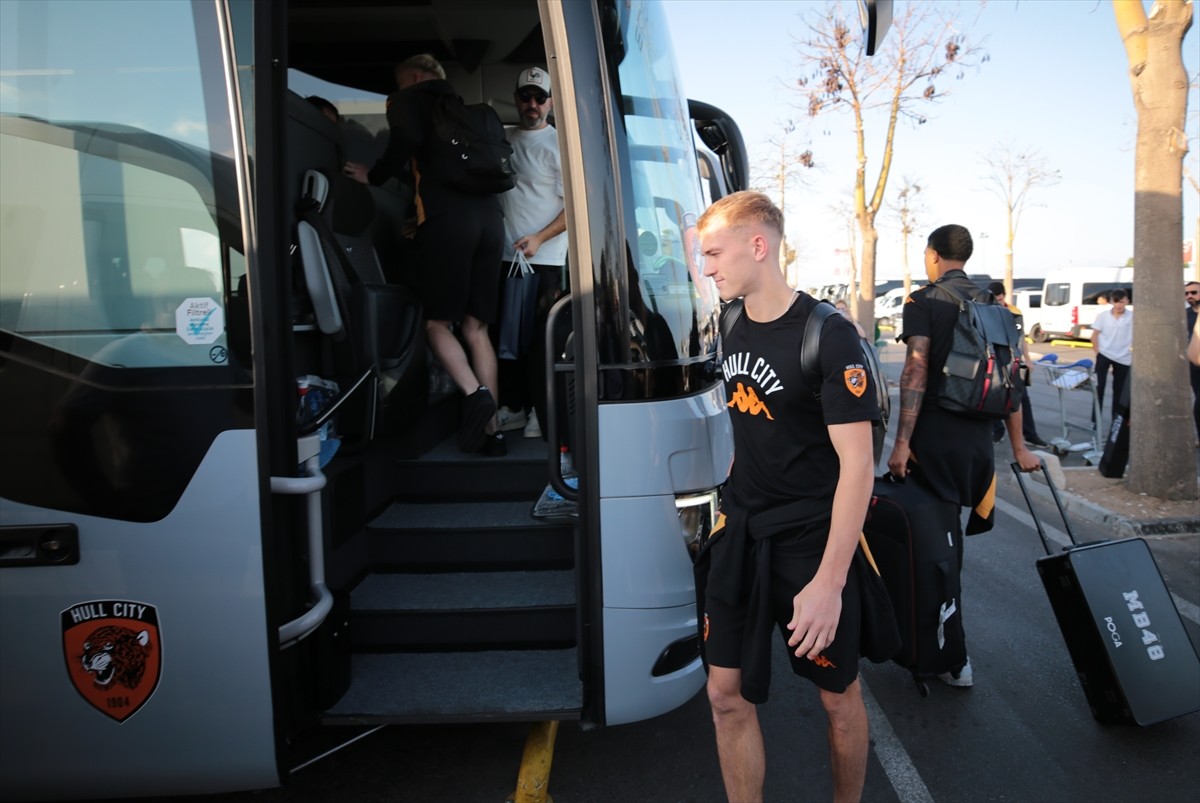 İngiltere Championship ekiplerinden Hull City, kamp yapmak üzere Antalya'ya geldi. Türk iş insanı...