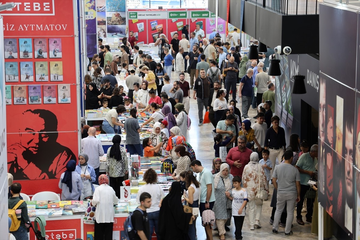 Kocaeli Büyükşehir Belediyesince "Savaşın ve Acının Edebiyatı" temasıyla düzenlenen 14. Kocaeli...