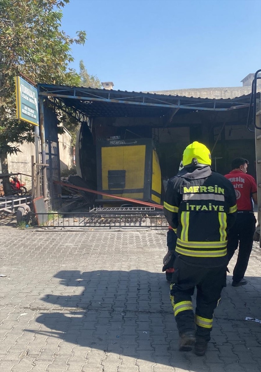 Mersin'in Erdemli ilçesinde boya fırınında meydana gelen patlamada, 3 kişi ağır yaralandı. Gaz...