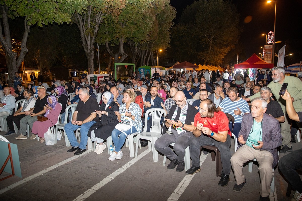 Sakarya'da, Filistin'e destek ve İsrail'in Gazze'ye yönelik saldırılarına tepki amacıyla çadır...