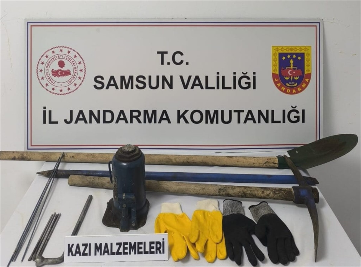 Samsun'un merkez Tekkeköy ilçesinde kaçak kazı yapan 2 şüpheli suçüstü yakalandı. Operasyonda...