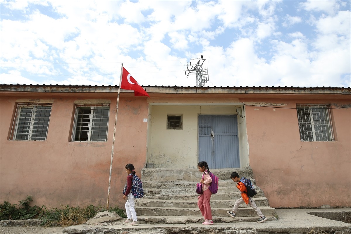 Siirt'in Şirvan ilçesine bağlı Boylu köyündeki birleştirilmiş sınıfta, 3 öğrenci eğitim görüyor....