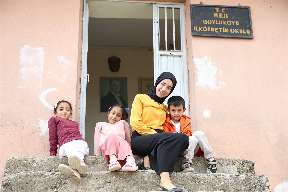 Siirt'in Şirvan ilçesine bağlı Boylu köyündeki birleştirilmiş sınıfta, 3 öğrenci eğitim görüyor....