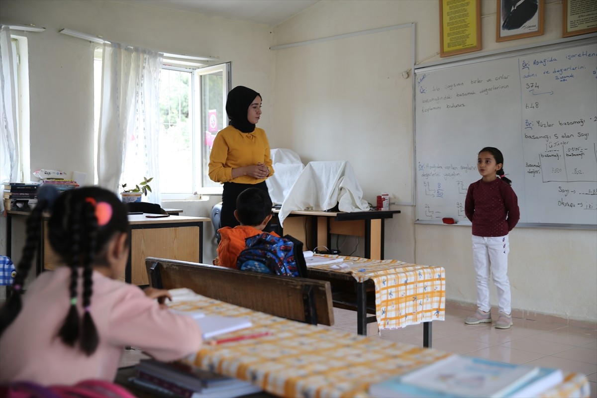 Siirt'in Şirvan ilçesine bağlı Boylu köyündeki birleştirilmiş sınıfta, 3 öğrenci eğitim görüyor....