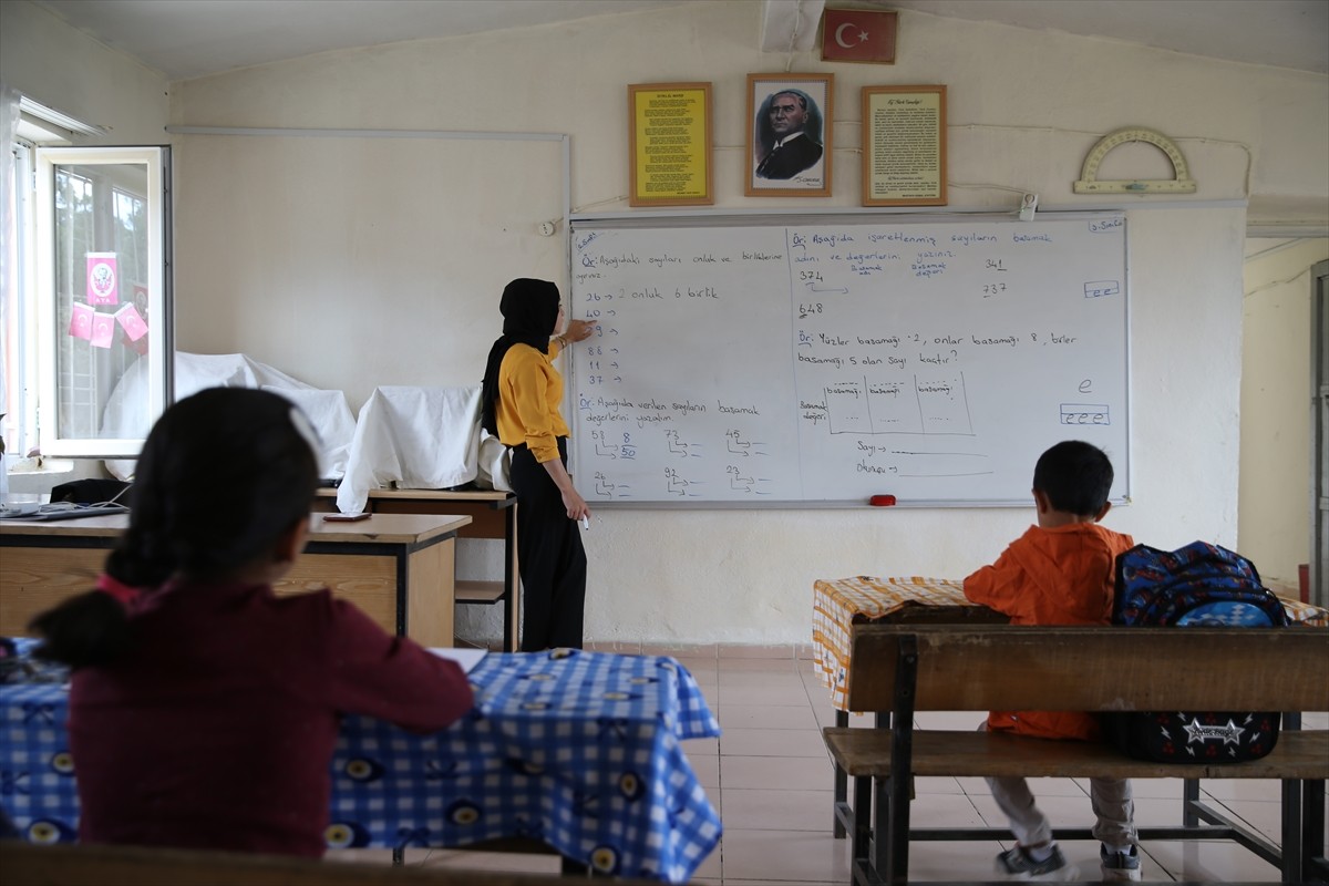 Siirt'in Şirvan ilçesine bağlı Boylu köyündeki birleştirilmiş sınıfta, 3 öğrenci eğitim görüyor....