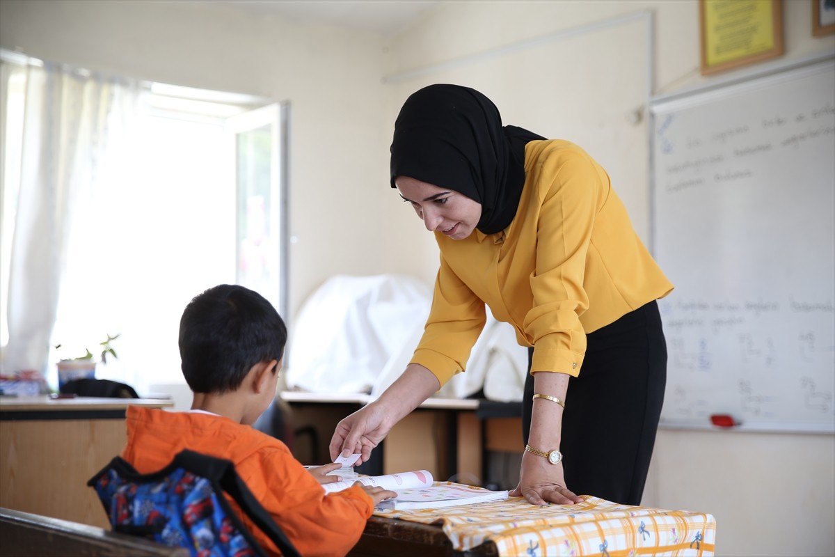 Siirt'in Şirvan ilçesine bağlı Boylu köyündeki birleştirilmiş sınıfta, 3 öğrenci eğitim görüyor....