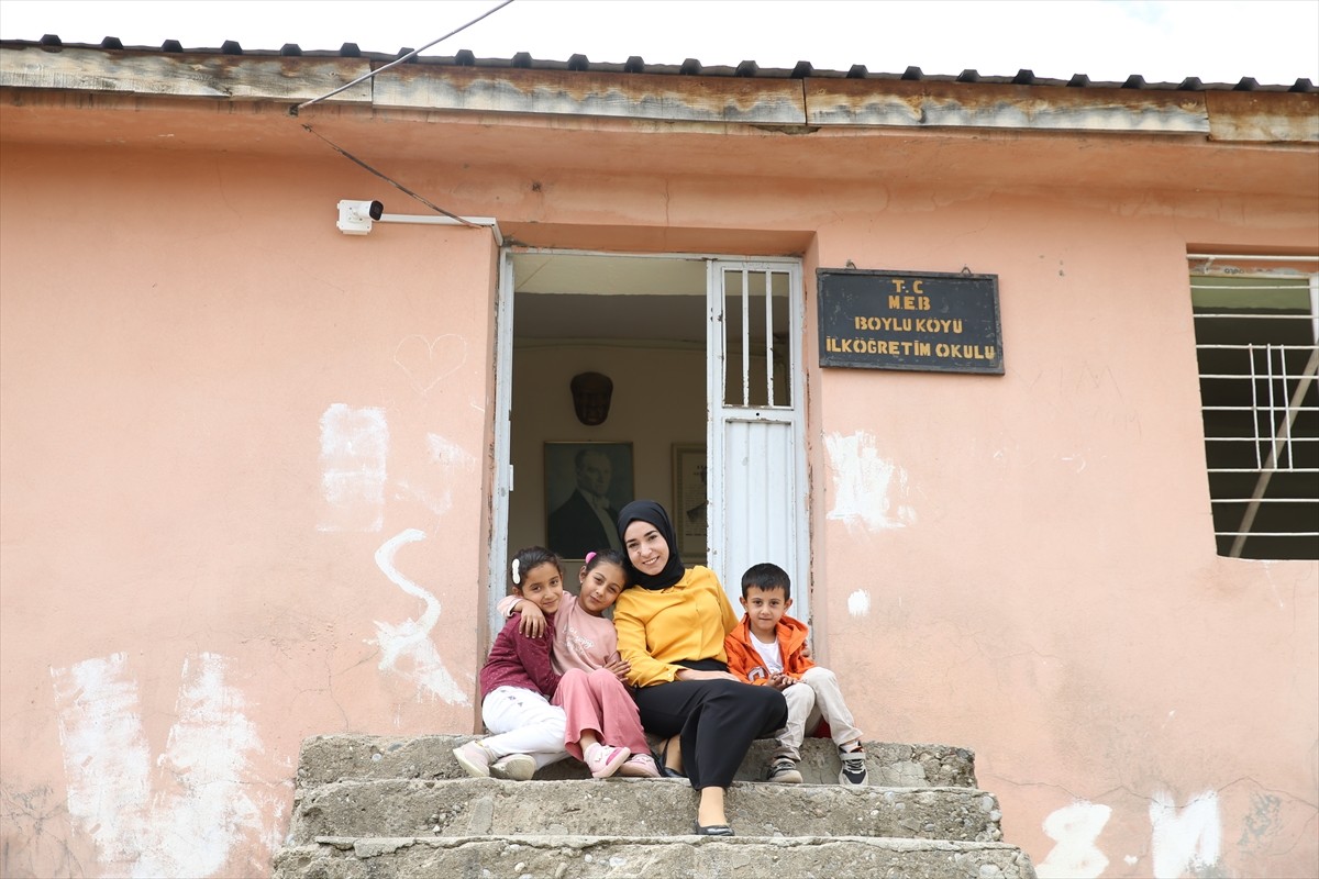 Siirt'in Şirvan ilçesine bağlı Boylu köyündeki birleştirilmiş sınıfta, 3 öğrenci eğitim görüyor....