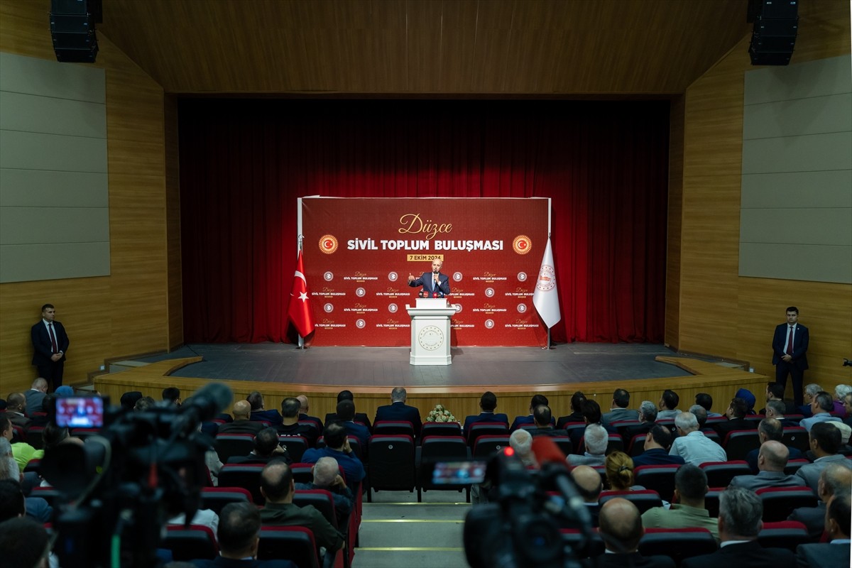 TBMM Başkanı Numan Kurtulmuş, Düzce Belediyesi Erol Güngör Kültür Merkezi'nde düzenlenen "Sivil...