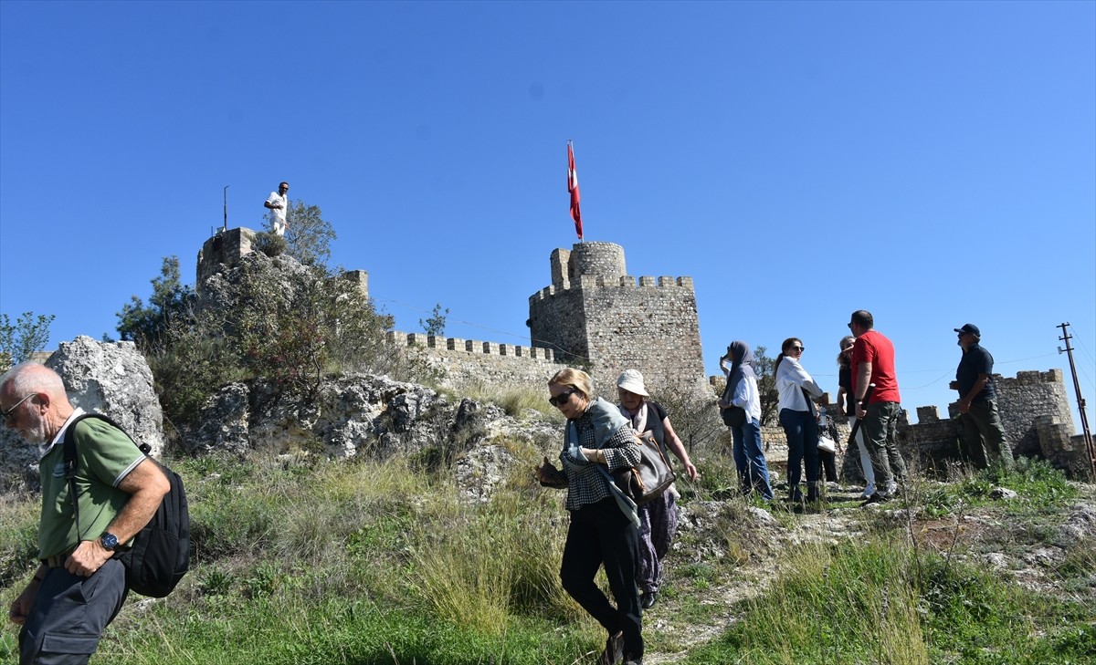 Türkiye Gezginler Kulübü üyeleri Sinop'un Boyabat ve Gerze ilçelerini ziyaret ederek, tarihi ve...