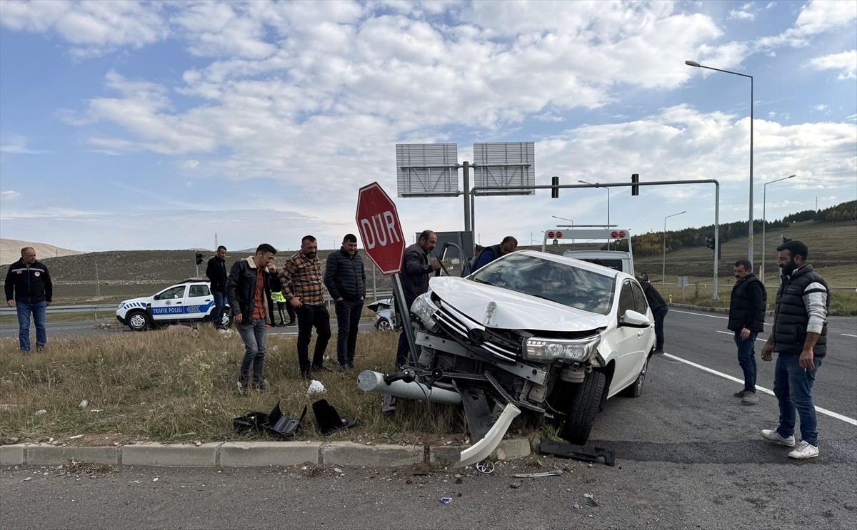 Ardahan'da iki otomobilin çarpışması sonucu 4 kişi yaralandı.