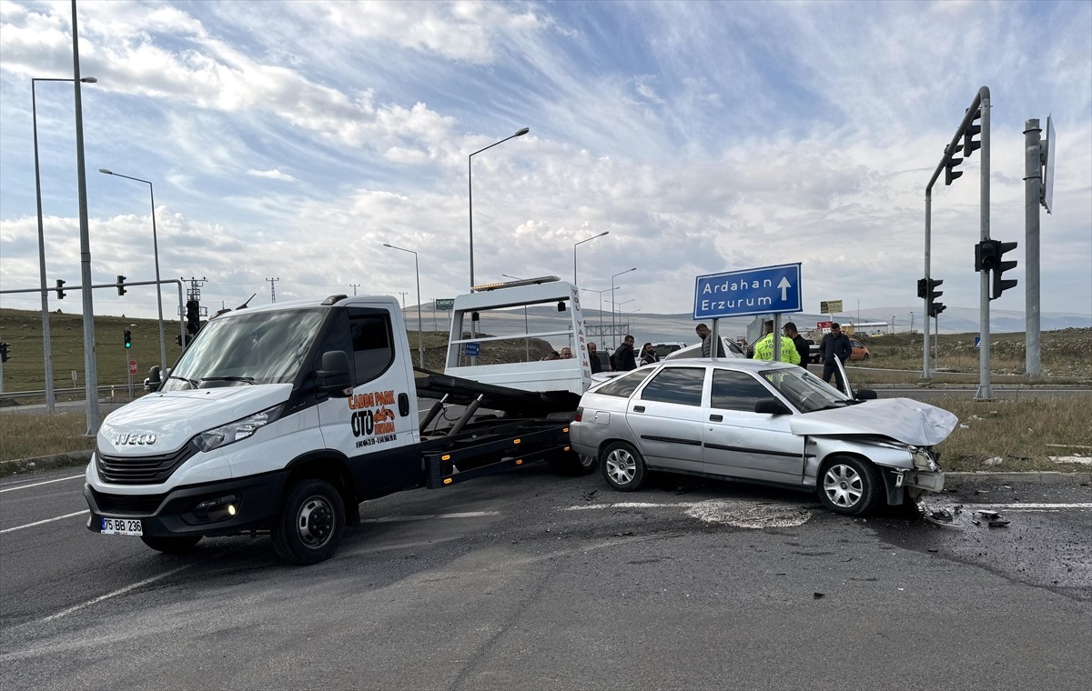 Ardahan'da iki otomobilin çarpışması sonucu 4 kişi yaralandı.