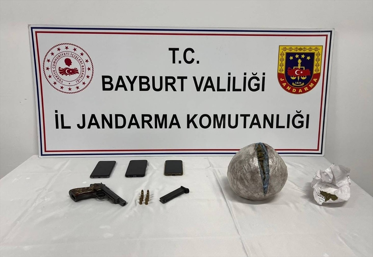 Bayburt'ta jandarma ekiplerince düzenlenen uyuşturucu operasyonunda gözaltına alınan 3 şüpheli...