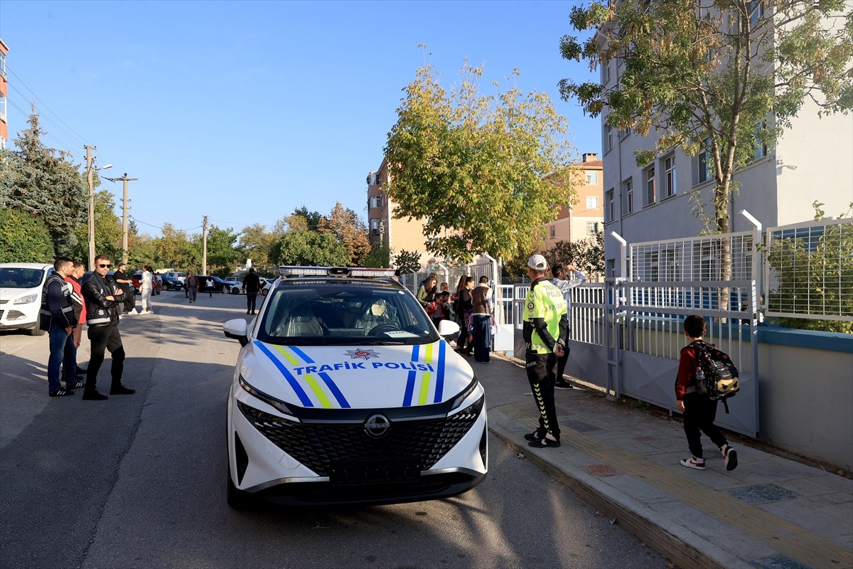 Edirne'de "okul polisi" ekipleri, okulların önlerinde ve civarında denetimlerini sürdürüyor....