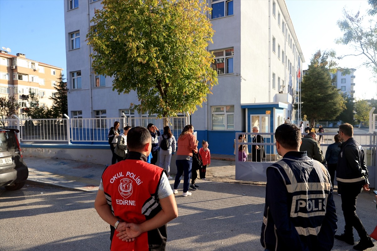 Edirne'de "okul polisi" ekipleri, okulların önlerinde ve civarında denetimlerini sürdürüyor....