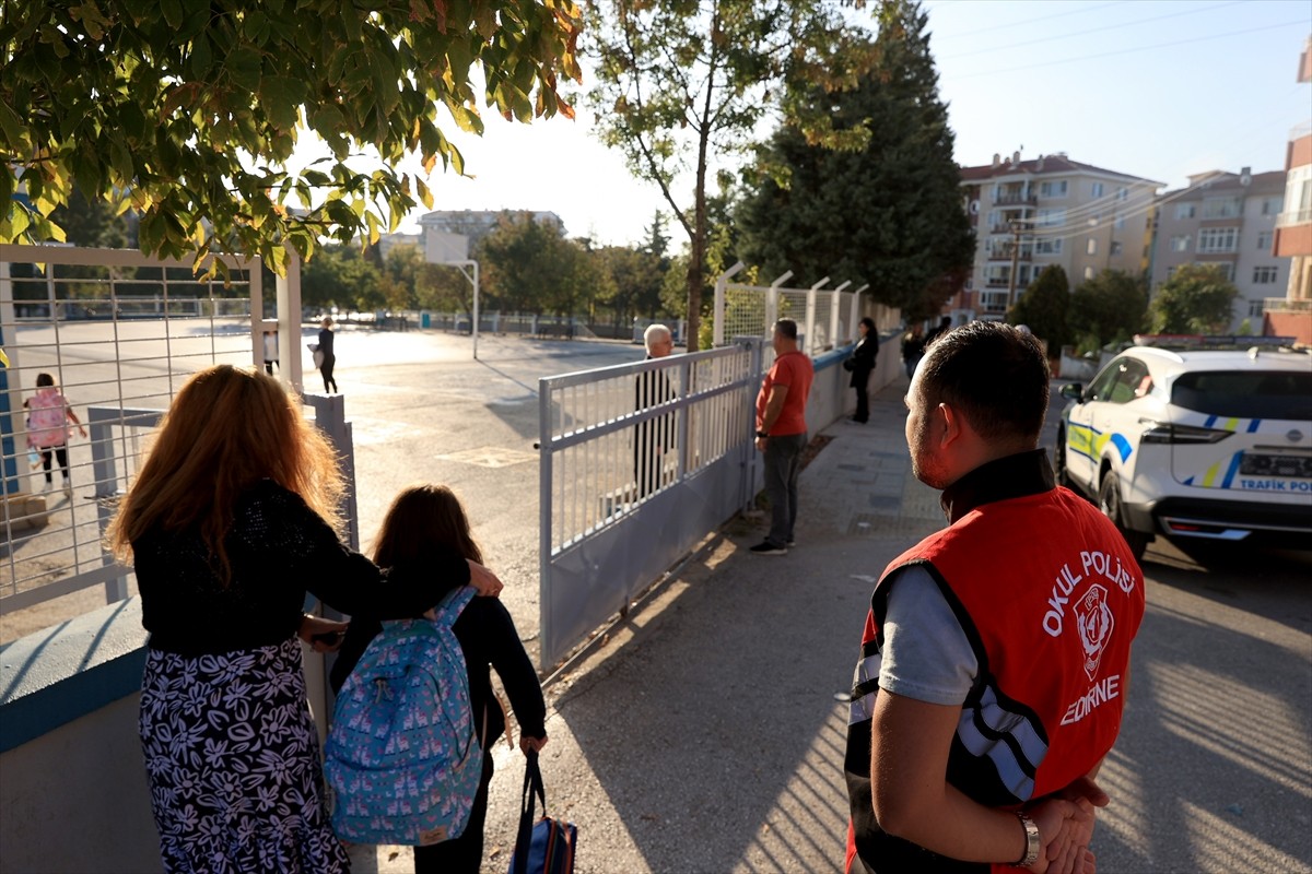 Edirne'de "okul polisi" ekipleri, okulların önlerinde ve civarında denetimlerini sürdürüyor....