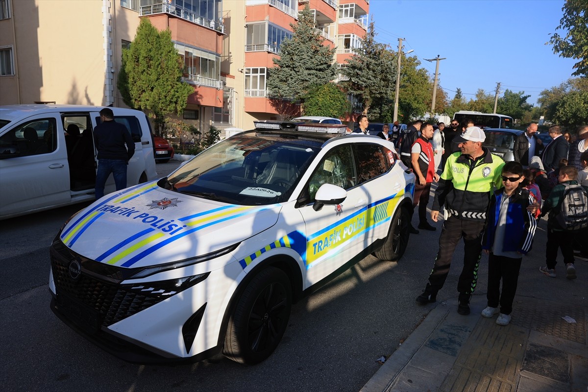 Edirne'de "okul polisi" ekipleri, okulların önlerinde ve civarında denetimlerini sürdürüyor....