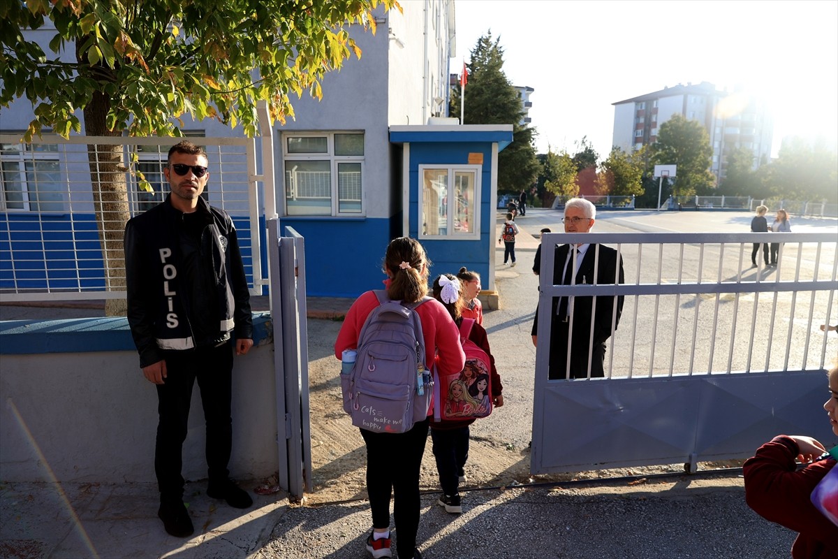 Edirne'de "okul polisi" ekipleri, okulların önlerinde ve civarında denetimlerini sürdürüyor....