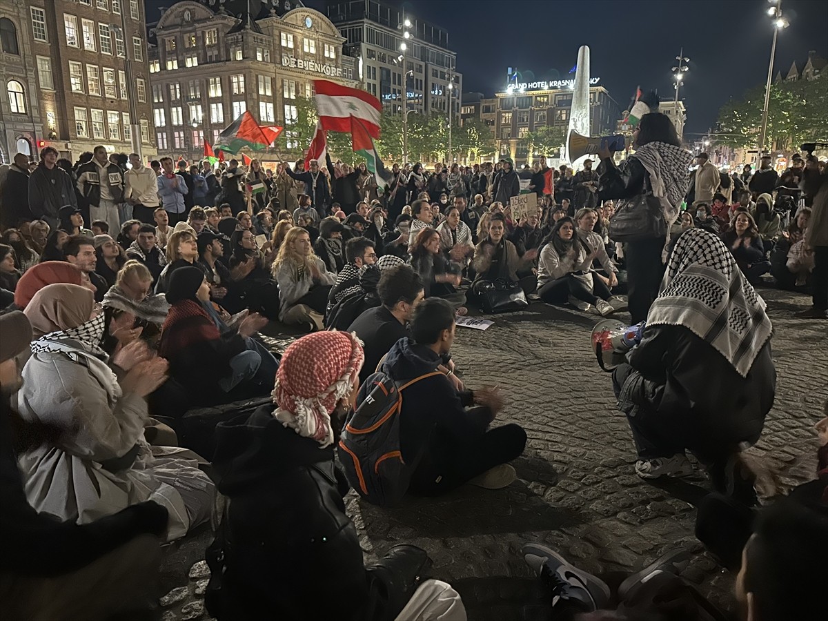 Hollanda'daki tren istasyonlarında, İsrail'in saldırıları ve Gazze'de bir yıldır süren soykırımı...