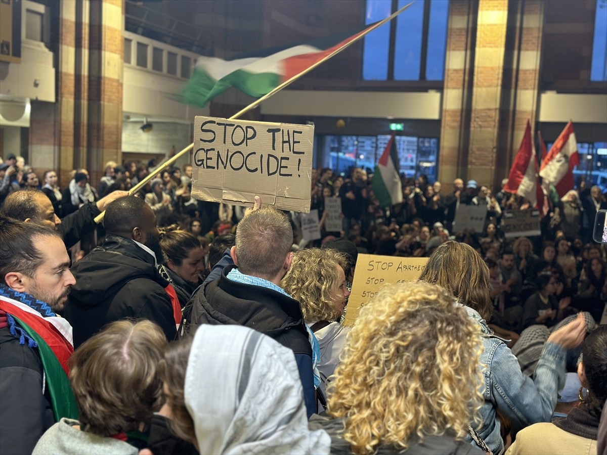 Hollanda'daki tren istasyonlarında, İsrail'in saldırıları ve Gazze'de bir yıldır süren soykırımı...