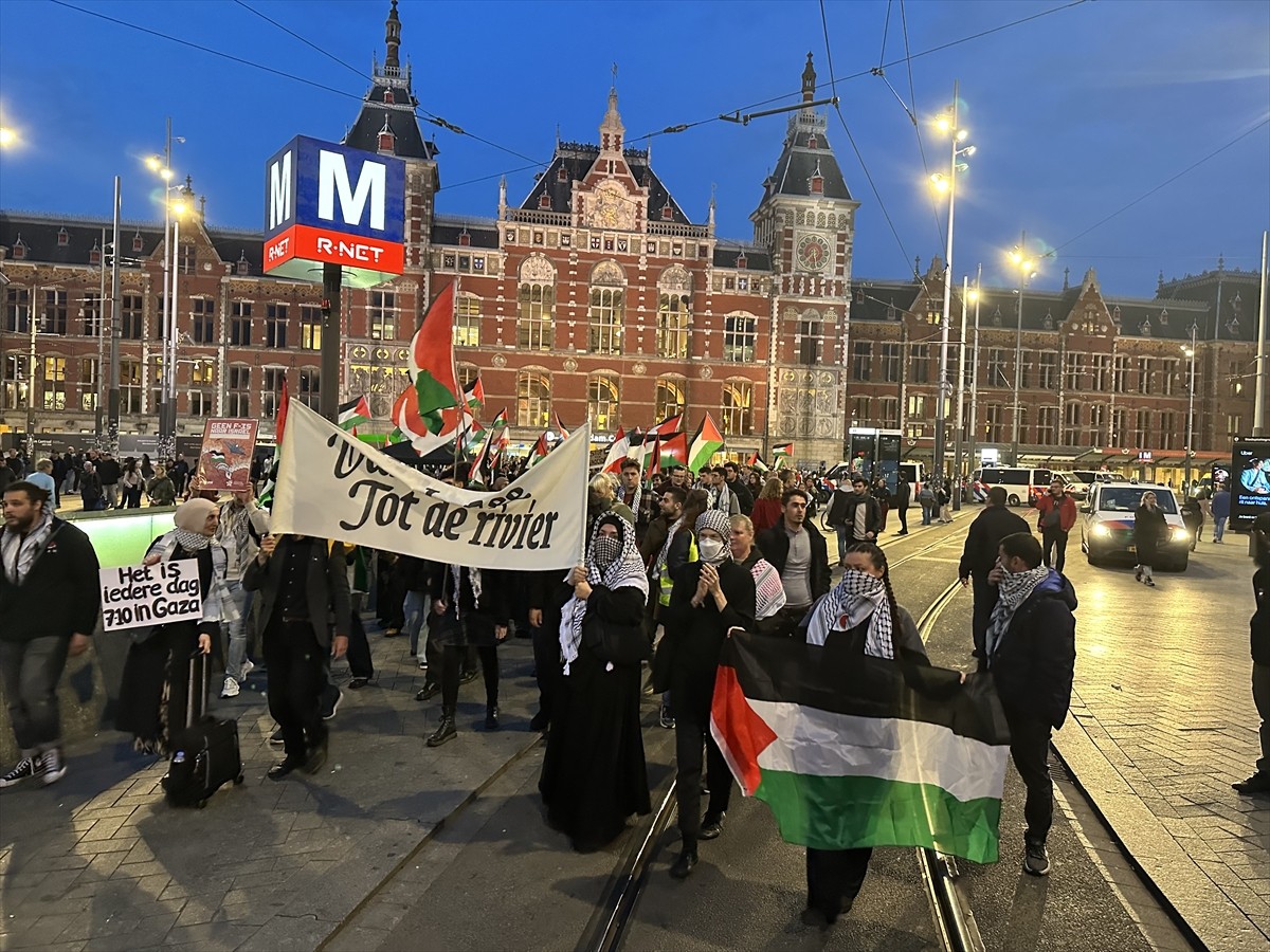 Hollanda'daki tren istasyonlarında, İsrail'in saldırıları ve Gazze'de bir yıldır süren soykırımı...