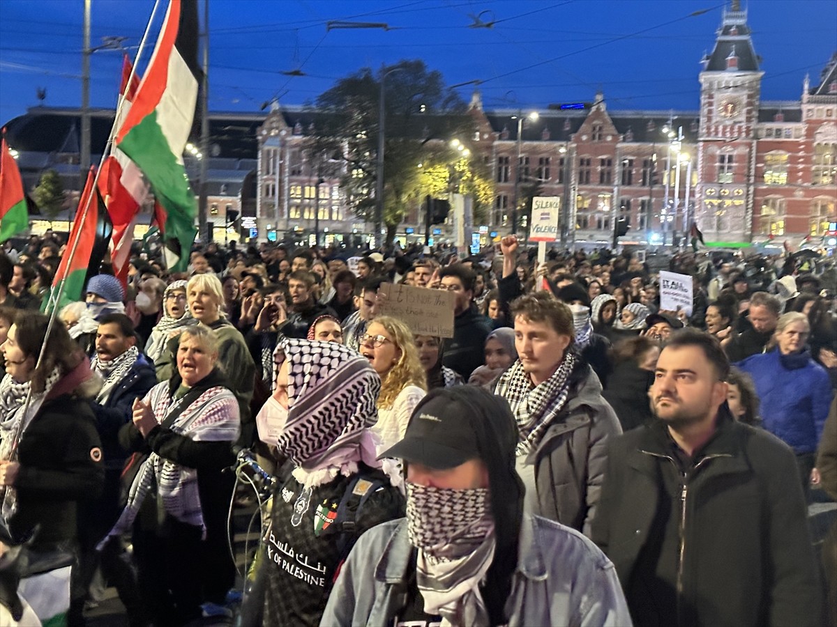 Hollanda'daki tren istasyonlarında, İsrail'in saldırıları ve Gazze'de bir yıldır süren soykırımı...