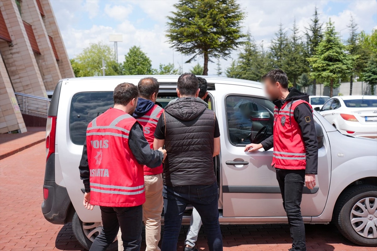 Isparta'da iş yerindeki imitasyon bilezikleri çaldıkları iddiasıyla 2 zanlı tutuklandı.