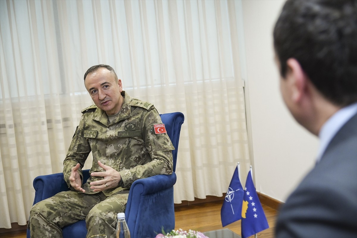 Kosova Başbakanı Albin Kurti (sağda), NATO'nun Kosova'daki Barış Gücü (KFOR) Komutanı Tümgeneral...