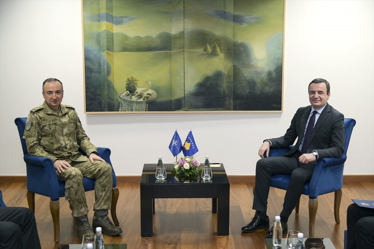 Kosova Başbakanı Albin Kurti (sağda), NATO'nun Kosova'daki Barış Gücü (KFOR) Komutanı Tümgeneral...