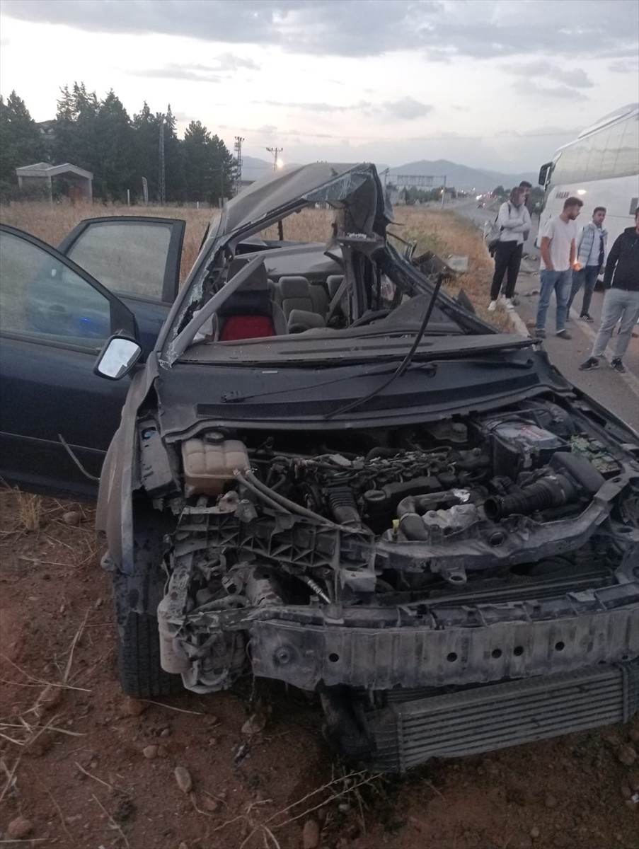 Malatya'nın Yeşilyurt ilçesinde yolcu otobüsü ile otomobilin çarpışması sonucu 1 kişi öldü, 1 kişi...