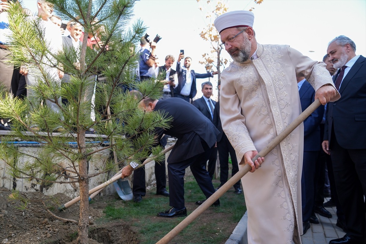 Ankara Valiliği ile İl Müftülüğü iş birliğinde yapımı tamamlanan Fidan Diyanet Gençlik Merkezinin...