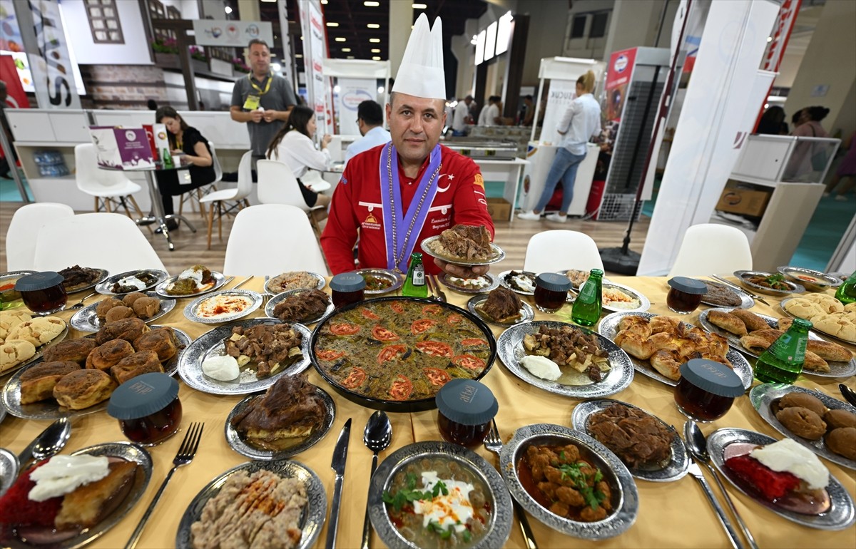 Antalya'da, Anadolu lezzetlerinin yer aldığı Yöresel Ürünler Fuarı (YÖREX), 13. kez kapılarını...