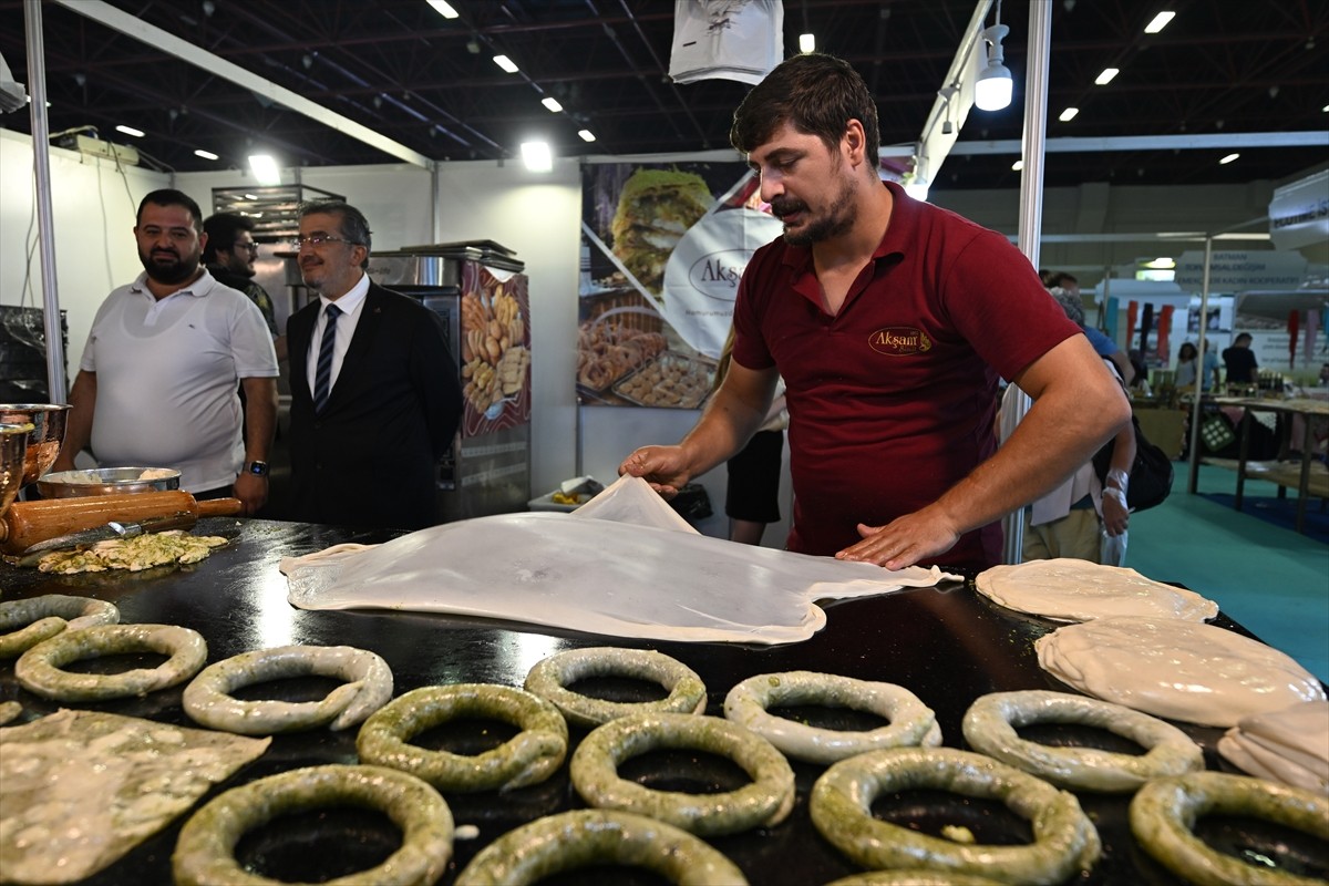 Antalya'da, Anadolu lezzetlerinin yer aldığı Yöresel Ürünler Fuarı (YÖREX), 13. kez kapılarını...