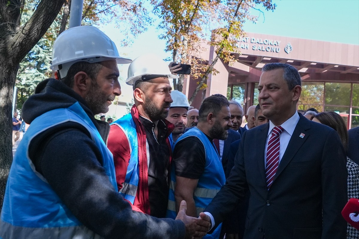 CHP Genel Başkanı Özgür Özel (sağda), işten çıkartılan Fernas Madencilik işçilerini Kurtuluş...