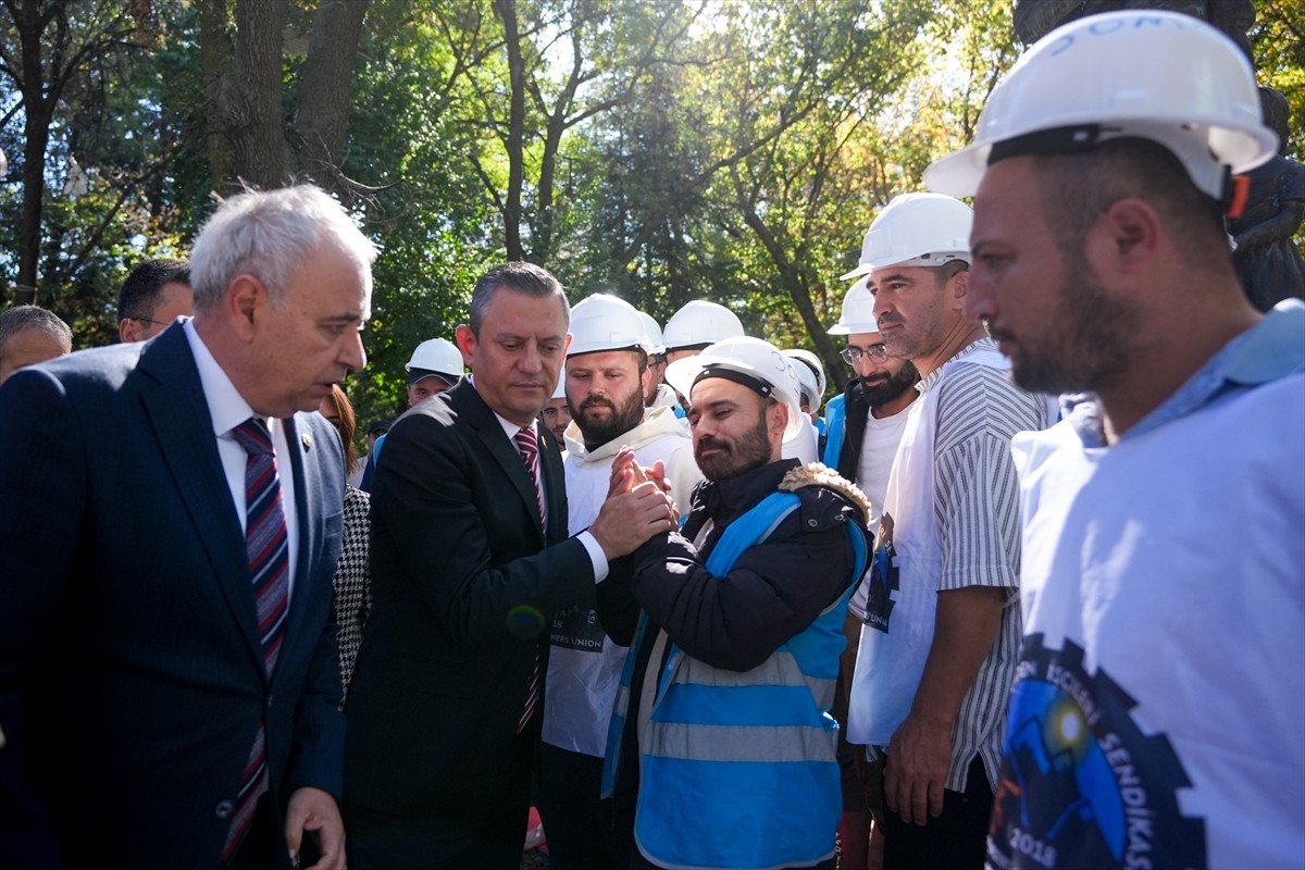 CHP Genel Başkanı Özgür Özel (sağda), işten çıkartılan Fernas Madencilik işçilerini Kurtuluş...